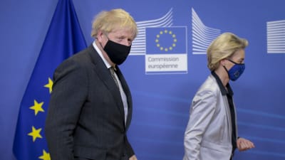 Ursula von der Leyen och Boris Johnson passerar en EU-flagga i kommissionsbyggnaden i Bryssel.