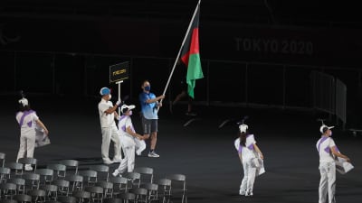Arrangörerna bar Afghanistans flagga vid invigningen