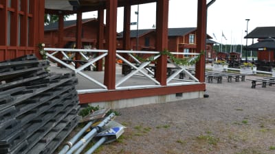 En del gatuskyltar ligger ännu vid danspaviljongen på Skeppsbron.