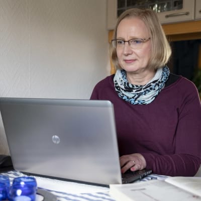 Stora Enson Veitsiluodon tehtaalta irtisanottava Jaana Mikkola on päättänyt kouluttautua hoitoalalle