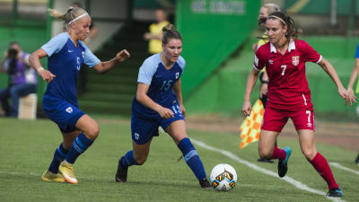 Emma Koivisto och Natalia Kuikka kämpar om bollen i en match mot Serbien