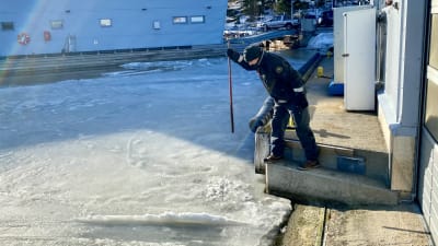 Sjöbevakare Patrik Neem slår mot isen med ett metallspett för att testa om den håller.