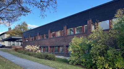 En brun tegelbyggnad i höstskrud.