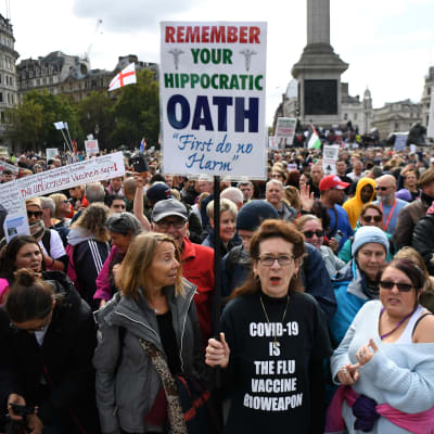 "Emme suostu"-mielenosoitus keräsi Trafalgarin aukiolle Lontooseen tuhansia koronarajoituksia vastustavia mielenosoittajia 26. syyskuuta.