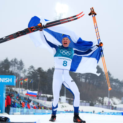 Iivo Niskanen tuulettaa 50 kilometrin olympiavoittoa Pyeongchangissa vuonna 2018.