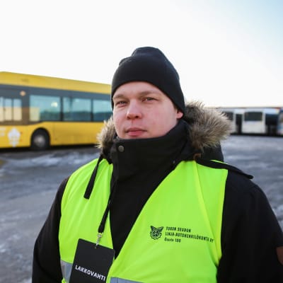 Strejkvakt i gul väst då busschaufförerna strejkade.