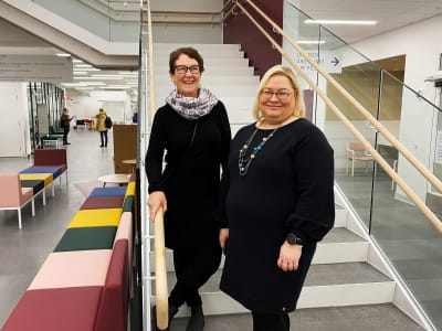Agneta Wikström och Pauliina Churchill står i en trappa i vårdcentralen.