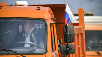 Vladimir Putin rattade själv en lastbil när Krimbron invigdes. 
