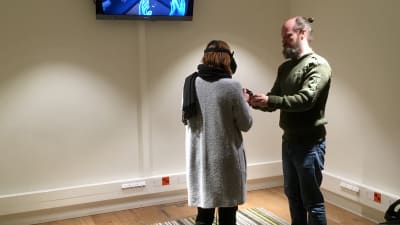 Joachim Högväg ger Milja Ångerman instruktioner om hur man rör sig i en virtuell värld.