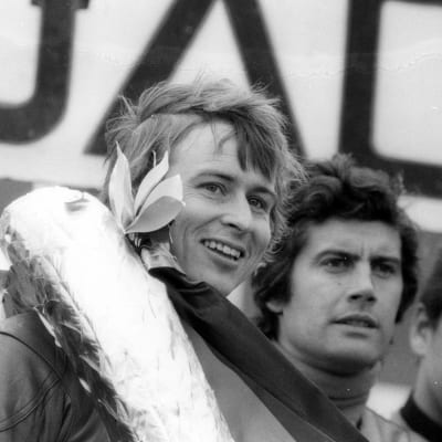 Jarno Saarinen palkintokorokkeella Giacomo Agostinin ja Hideo Kanayan kanssa.
