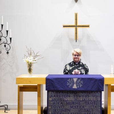 Haagan seurakunnan pappi Mari Mattsson Huopalahden kirkossa. Kirkko tekee paljon mielenterveystyötä uskonnollisen työn ohella. 5.4.2023.