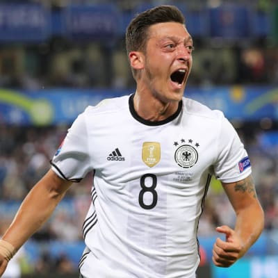 Mesut Özil firar sitt mål mot Italien i EM.