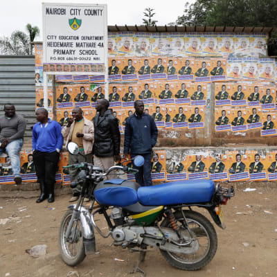 Oppositionens anhängare i kenyas huvudstad Nairobi, tvådagar efter president- och parlamentsvalet 2017. Protesterna mot valresultatet har förlöpt lungare under torsdagen. 