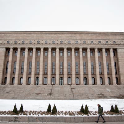 Riksdagshuset på vintern, snö.