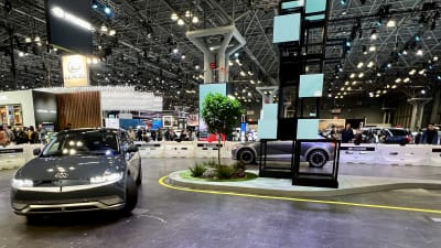 Två elbilar på New Yorks internationella bilmässa i april 2022.