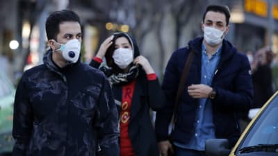Iranier med ansiktsmasker i centrum av Teheran