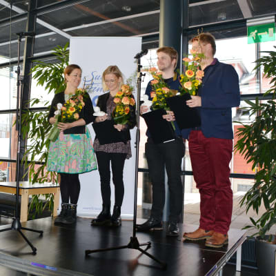 Malin Klingenberg, Joanna Vikström Eklöv, Timo Parvela och Pasi Pitkänen tar emot Runeberg Juniorpriset i Borgå stadsbibliotek.