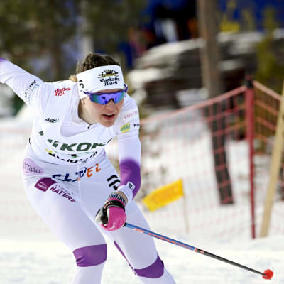 Eveliina Piippo hiihtää.