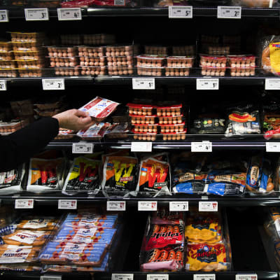 Nakki- ja makkarapaketteja ruokakaupan hyllyllä.