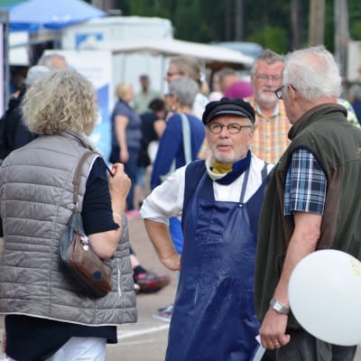 Människor på Pyttis skärgårdsmarknad 2017.