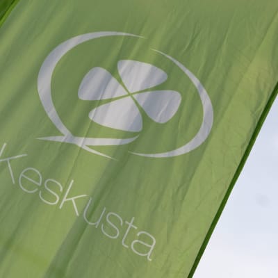 Keskusta-puolueen logo lipussa