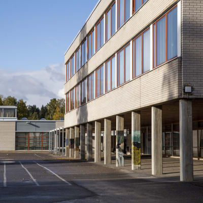 Itäkeskuksen peruskoulu ulkoa.
