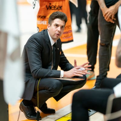 Janne Koskimies valmentaa Kauhajoen Karhu Basketia. 