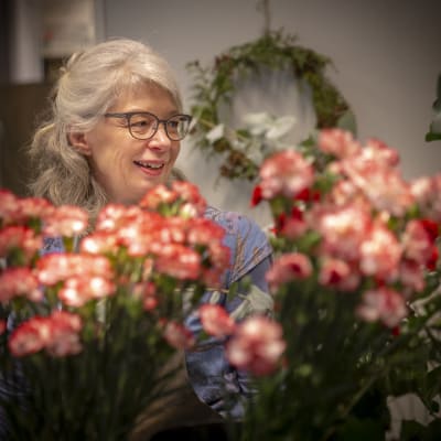  Kukkakauppias Marianne Nordström liikkessään.