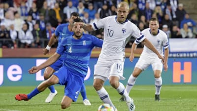 Teemu Pukki med bollen mot Grekland