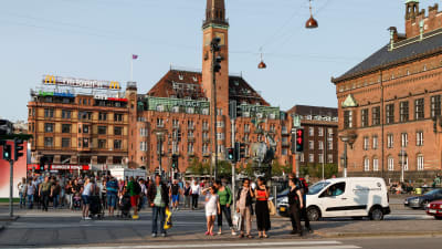 Vy över Rådhuspladsen i Köpenhamn med många mänskor på torget.