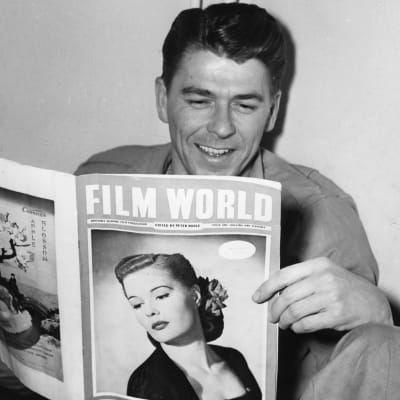 Näyttelijä Ronald Reagan lukee Film World -lehteä. Kuva vuodelta 1949.