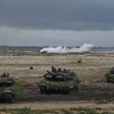 Kuvassa on kolme Puolan Leopard-panssarivaunua, jotka osallistuivat Puolassa sotaharjoitukseen viime syyskuussa. 