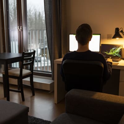 Opiskelija Mikko Vanhala opiskelee tietokoneensa ääressä yksiössään.