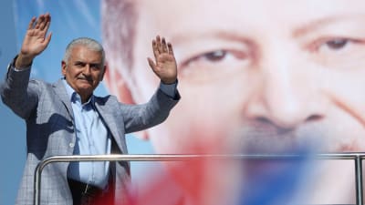 Binali Yıldırım hälsade på sina anhängare vid sitt sista valmöte i Istanbul på lördagen, med ett stort foto på Erdogan i bakgrunden. 