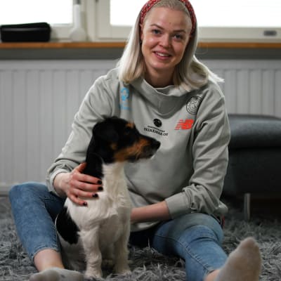 Jonna Berghem och hunder Asser hemma i Helsingfors våren 2021.