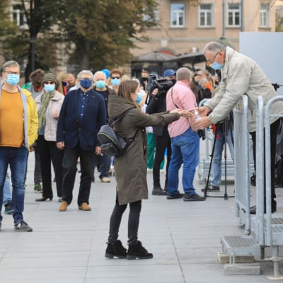 Människor desinficerade sina händer innan de gick in i vallokalen. Den här bilden är tagen i Vilnius redan under förhandsröstningen i början av veckan. 