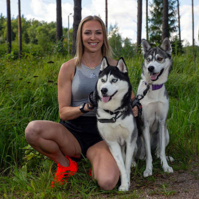 Annimari Korte Paloheinän seikkailupuistossa koiriensa Tokion ja Kairon kanssa.