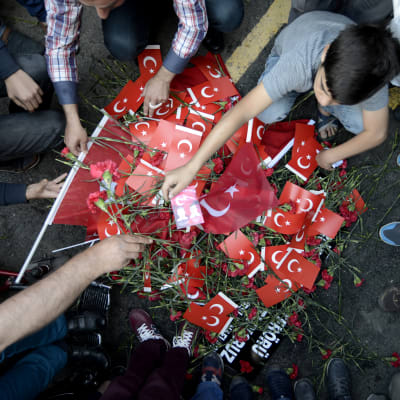 Turkkilaiset ovat asettaneet kukkia ja Turkin lippuja Istanbulin terrori-iskun tapahtumapaikalle. Iskussa kuoli 11 ja haavoittui 36 ihmistä. 