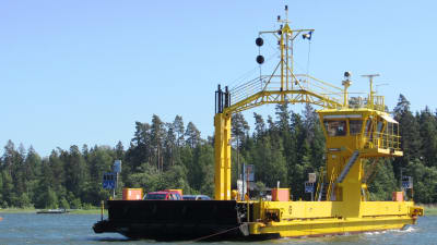 bilfärja i skärgården