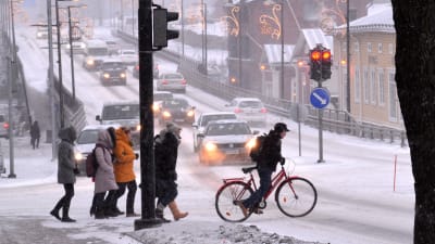 Fotgängare i snöyra.