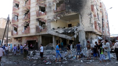 Förödelse efter bilbomb i Aden.