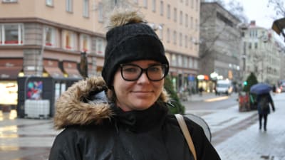 Jeanette står ute på gågatan i Åbo, det är regnigt och grått ute.