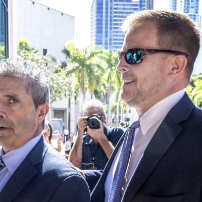 Carlos de Oliveiraa valokuvataan Miamin oikeustalon edessä.