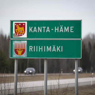 Kanta-Hämeen ja Riihimäen rajakyltti Uudenmaan ja Kanta-Hämeen rajalla 3. tien varrella.