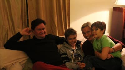 Familjen Zitting sitter i soffan i sitt hem i USA.