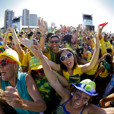 Brasilianska supportrar firar under matchen mellan Brasilien och Chile.