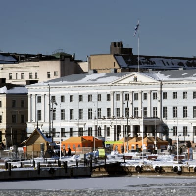 Helsingin kaupungintalo ja kauppatori.