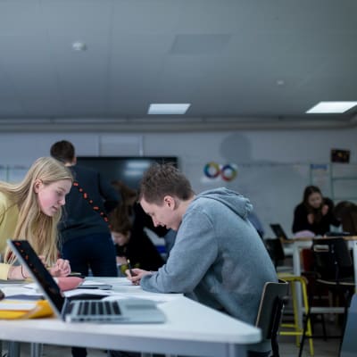 Yhdeksännen luokan oppilaita englannin kielen opetuksen tunnilla (keltaisessa paidassa vas Pinja Posti), Riihikallion koulu, Tuusula, 15.1.2019.