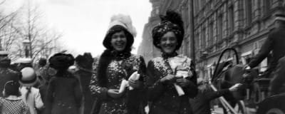 Två kvinnor firar Valborg i Helsingfors 1912.