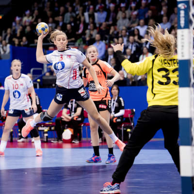Emilie Hegh Arntzen skjuter ett skott